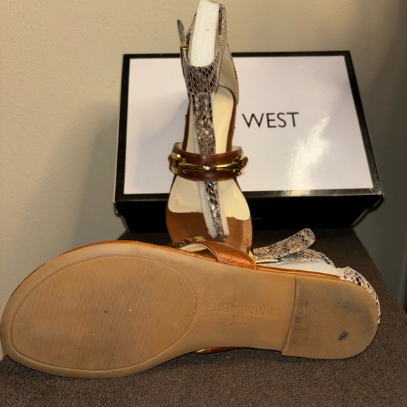 Nine West cognac brown thong sandals; gold hardware; very pretty - Picture 11 of 16